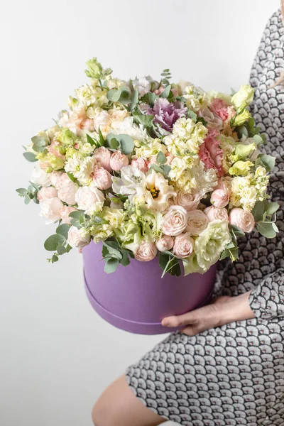 Ramos de lujo de flores de mezcla en la caja del sombrero. en las manos de las chicas — Foto de Stock