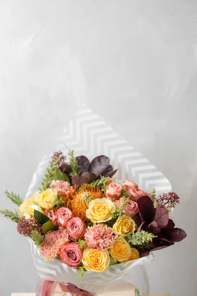 Gri bir arka plan üzerinde çiçek kompozisyon. Düğün ve şenlikli dekor. Buket bahar çiçekleri gelen. kopya alanı