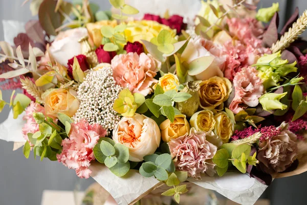 Gri bir arka plan üzerinde çiçek kompozisyon. Düğün ve şenlikli dekor. Buket bahar çiçekleri gelen. portre — Stok fotoğraf