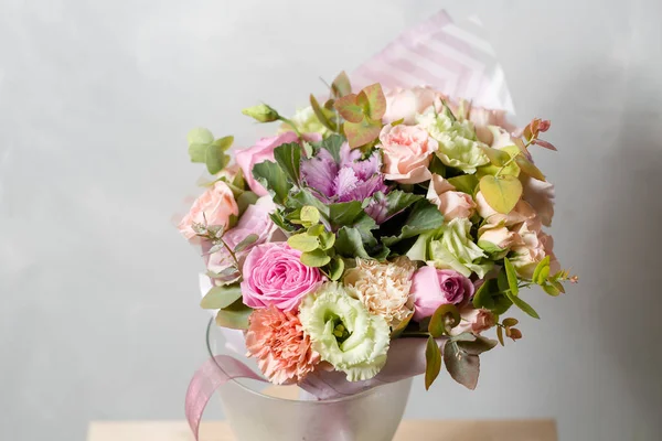 Composición floral sobre fondo gris. Boda y decoración festiva. Ramo de flores de primavera. espacio de copia — Foto de Stock