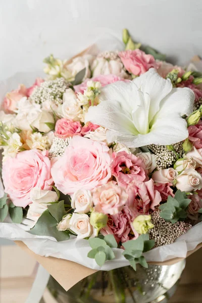 Gri bir arka plan üzerinde çiçek kompozisyon. Düğün ve şenlikli dekor. pembe renk. portre