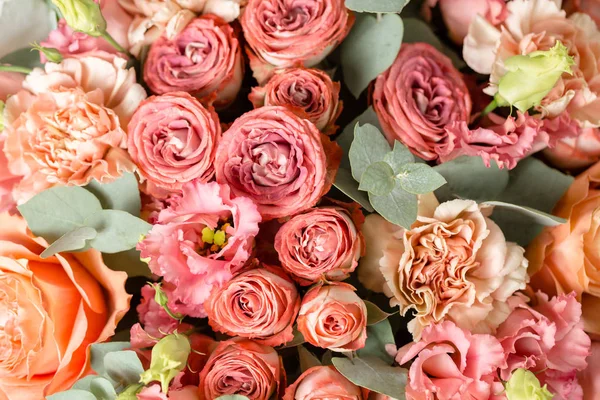 Σύνθεση λουλουδιών σε γκρι φόντο. Γάμος και εορταστική διακόσμηση. Πούδρας ροζ χρώμα. χώρο αντίγραφο. κινηματογράφηση σε πρώτο πλάνο — Φωτογραφία Αρχείου