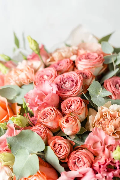 Gri bir arka plan üzerinde çiçek kompozisyon. Düğün ve şenlikli dekor. Toz pembe renk. kopya alanı. portre