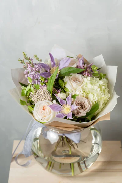 Gri bir arka plan üzerinde çiçek kompozisyon. Düğün ve şenlikli dekor. Buket bahar çiçekleri gelen. kopya alanı