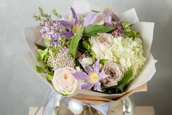 Gri bir arka plan üzerinde çiçek kompozisyon. Düğün ve şenlikli dekor. Buket bahar çiçekleri gelen.