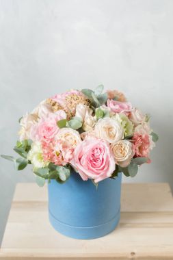 Gri bir arka plan üzerinde çiçek kompozisyon. Düğün ve şenlikli dekor. Buket bahar çiçekleri gelen. kopya alanı