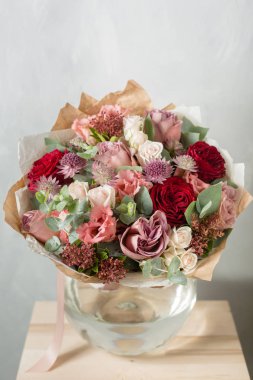 Gri bir arka plan üzerinde çiçek kompozisyon. Düğün ve şenlikli dekor. Buket bahar çiçekleri gelen. kopya alanı