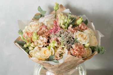 Gri bir arka plan üzerinde çiçek kompozisyon. Düğün ve şenlikli dekor. Buket bahar çiçekleri gelen. kopya alanı