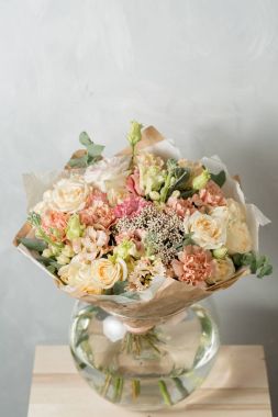 Gri bir arka plan üzerinde çiçek kompozisyon. Düğün ve şenlikli dekor. Buket bahar çiçekleri gelen. kopya alanı