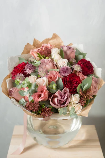 Gri bir arka plan üzerinde çiçek kompozisyon. Düğün ve şenlikli dekor. Buket bahar çiçekleri gelen. kopya alanı