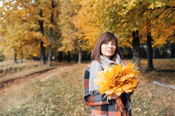 Jesienna dziewczyna spaceru w parku miejskim. Portret szczęśliwy piękny i piękna młoda kobieta w lesie w barwach jesieni. — Zdjęcie stockowe