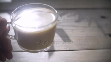 Adam ile kahve masada oturur