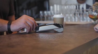Kavram Nfc temassız ödeme. Cep telefonu ve pos ile ödeme terminal yapmadan, yazdırılan onay.