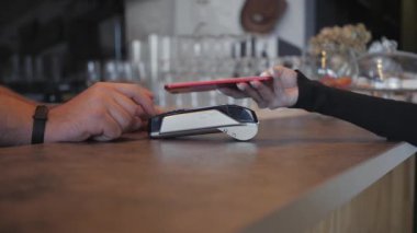 Kavram Nfc temassız ödeme. Cep telefonu ve pos ile ödeme terminal yapmadan, yazdırılan onay.