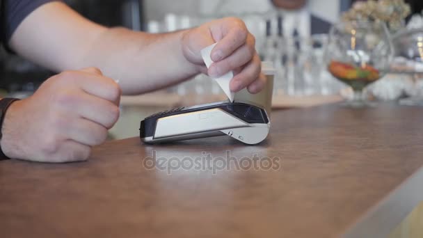 Koncepció Nfc contactless fizetés. A fizetés hitelkártyával és pos terminál, nyomtatva jelölőnégyzetet. egy kávézóban — Stock videók