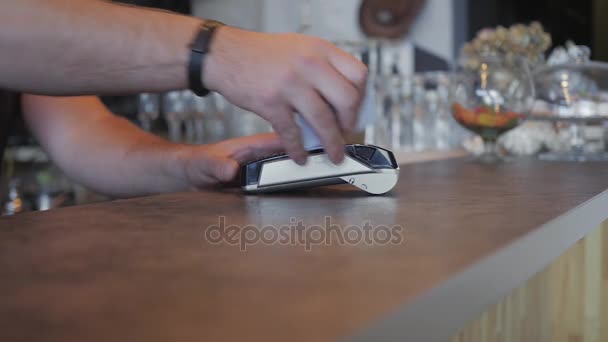 Realización del pago con tarjeta de crédito y terminal pos, cheque impreso. una cafetería — Vídeo de stock