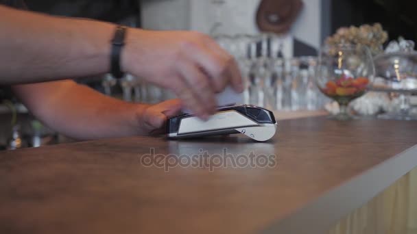 Selectievakje maken de betaling met creditcard en pos terminal, worden afgedrukt. een coffeeshop — Stockvideo