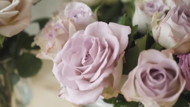 Las flores en el refrigerador para floristería. Boda y decoración festiva. Ramo de flores de primavera . — Vídeo de stock