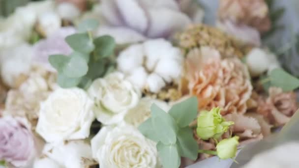 Las flores en el refrigerador para floristería. Boda y decoración festiva. Ramo de flores de primavera . — Vídeo de stock