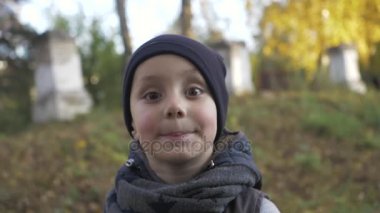 Küçük parkta oynarken oğlu gülümseyerek. Sonbahar. Tatil yapma ve sonbahar zevk komik şirin çocuk.