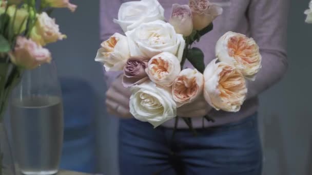 Floristería femenina haciendo hermoso ramo en la tienda de flores — Vídeo de stock