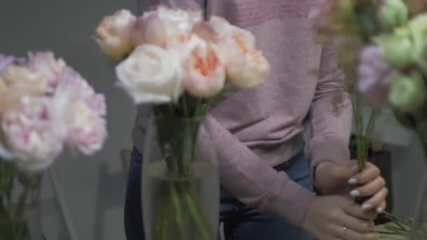 Женщина-флорист делает красивый букет в цветочном магазине — стоковое видео