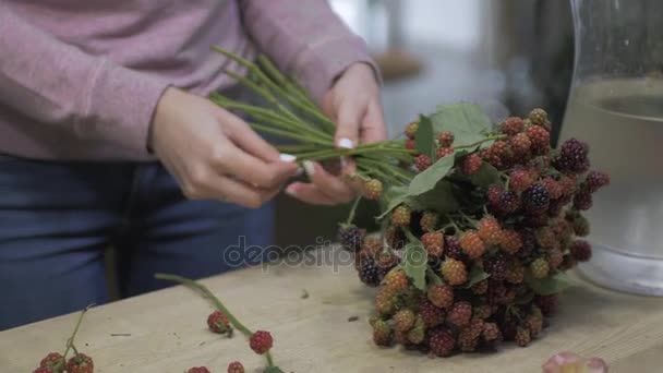 Vrouwelijke bloemist maakt mooi boeket bij bloemenwinkel — Stockvideo