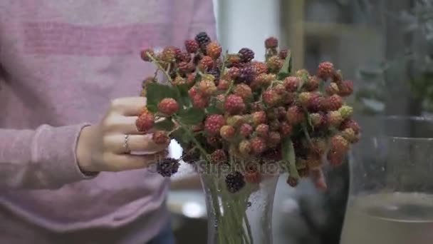 Floristería femenina haciendo hermoso ramo en la tienda de flores — Vídeo de stock