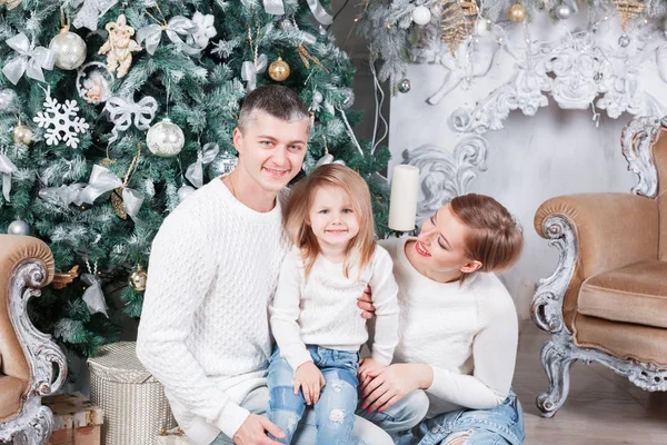 Portrét mladé přátelská rodina na Štědrý den při pohledu na fotoaparát. Otec, matka a dcera — Stock fotografie