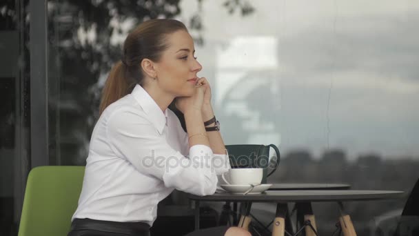 Jovem mulher bonita no café de rua com copo — Vídeo de Stock