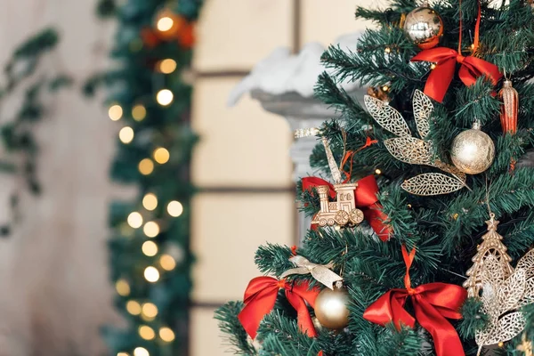 Christmas speelgoed trein en garland op de fir-tree — Stockfoto