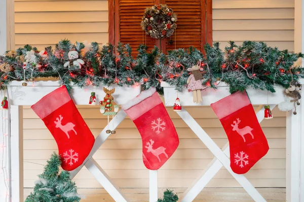 Jul strumpan och dekoration på trä. — Stockfoto