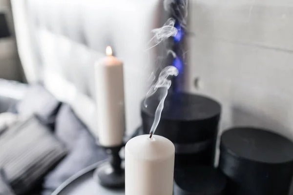 Гасіння свічки в свічнику з димом у спальні — стокове фото