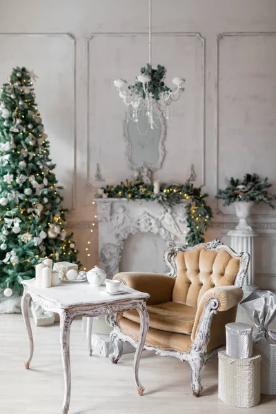 크리스마스 룸 장식된 나무의 자 및 테이블 — 스톡 사진
