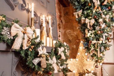 Noel ağacı dalı şömine ve karanlık çatı katında diğer tatil dekorasyon