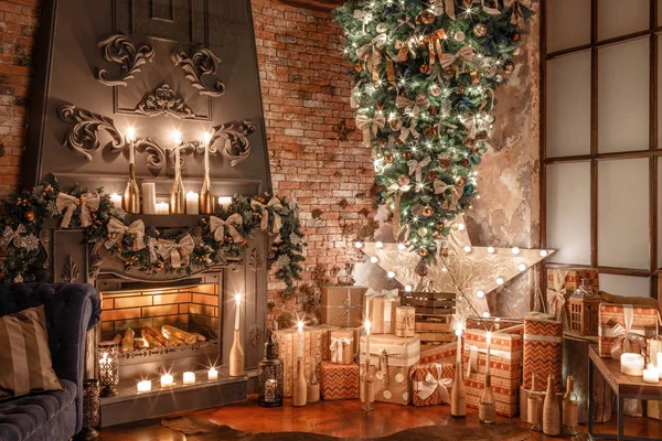 Alternatieve boom ondersteboven op het plafond. Winter home decor. Kerstmis in loft interieur tegen muur. — Stockfoto