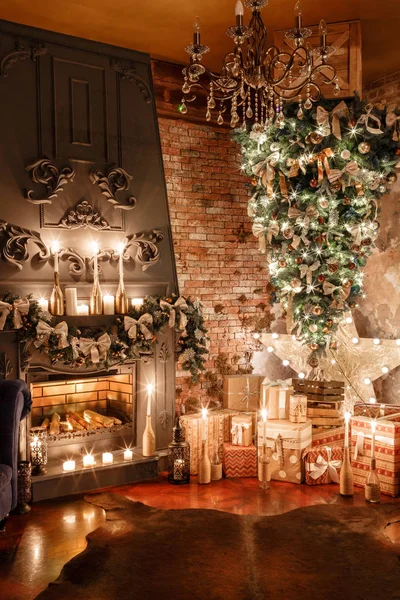 Alternativer Baum kopfüber an der Decke. winterliche Wohnkultur. Weihnachten im Loft-Interieur gegen Ziegelwand. — Stockfoto