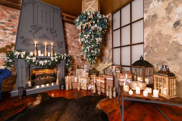 Alternativer Baum kopfüber an der Decke. winterliche Wohnkultur. Weihnachten im Loft-Interieur gegen Ziegelwand. — Stockfoto