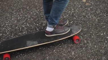 Bir orman yoluyla bir yolda bir longboard skate haritasında kişini