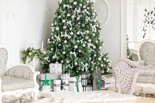 Mañana de Navidad. apartamentos clásicos con chimenea blanca, árbol decorado, sofá luminoso, grandes ventanales —  Fotos de Stock