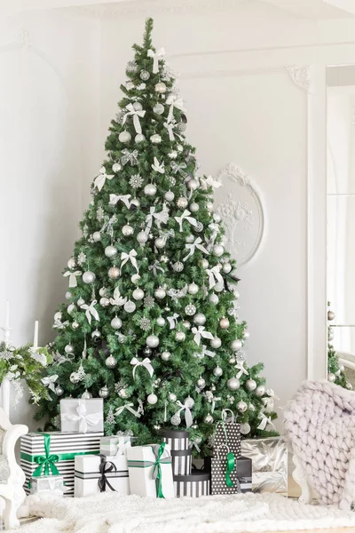 Mañana de Navidad. apartamentos clásicos con chimenea blanca, árbol decorado, sofá luminoso, grandes ventanales —  Fotos de Stock