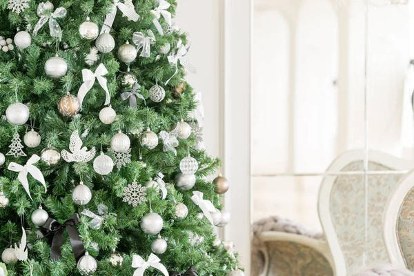 Χριστουγεννιάτικο πρωινό. κλασικά διαμερίσματα με λευκό τζάκι, διακοσμημένο δέντρο, φωτεινό καναπέ, μεγάλα παράθυρα — Φωτογραφία Αρχείου