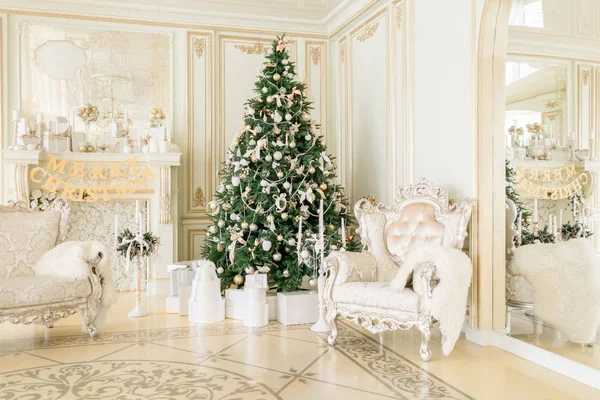 Mañana de Navidad. apartamentos clásicos con chimenea blanca, árbol decorado, sofá luminoso, grandes ventanales —  Fotos de Stock
