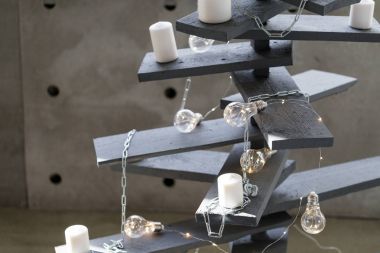 Alternatif ahşap Noel ağacı. Bir el yapımı yılbaşı ağacı ve ampul odasında yerde