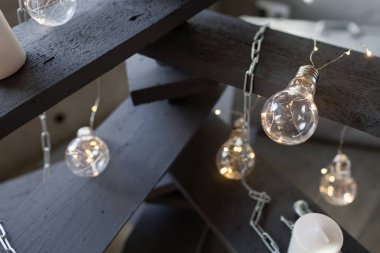 Alternatif ahşap Noel ağacı. Bir el yapımı yılbaşı ağacı ve ampul odasında yerde