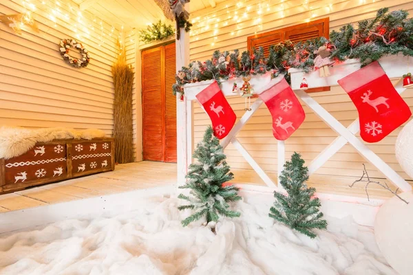 Calcetín de Navidad y decoración en madera. en la terraza luminosa con guirnaldas — Foto de Stock