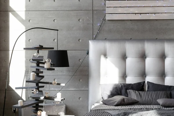Сучасна порожня спальня в стилі лофт з сірими кольорами і дерев'яна ялинка з подарунками . — стокове фото