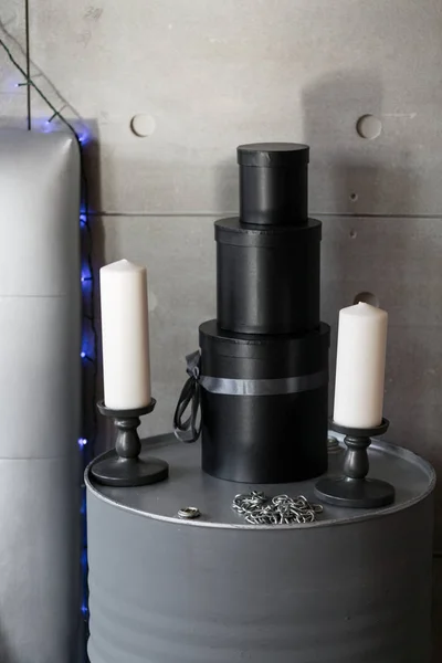 Альтернативний різдвяний інтер'єр. свічка в свічнику з димом у спальні — стокове фото