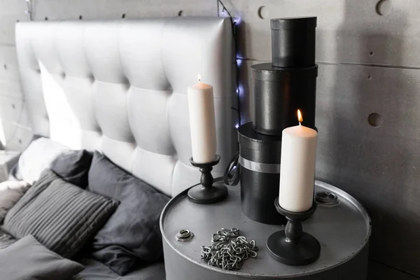 Alternativní vánoční interiér. svíčka v svícen s kouřem v ložnici — Stock fotografie