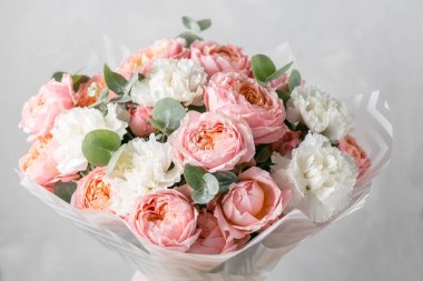 Cam vazoda karışık çiçekli buket. kopya alanı